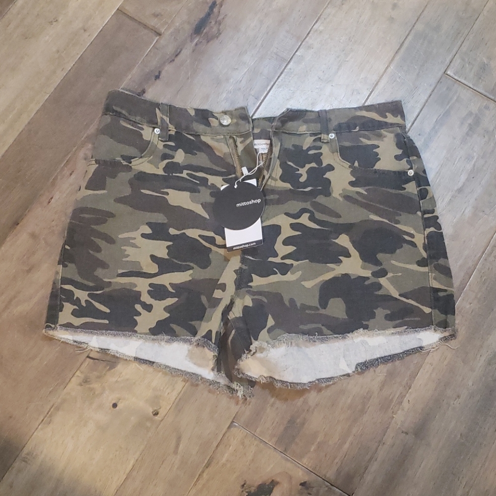 NWT camo shorts